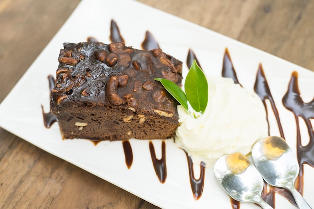 delicioso brownie en plato blanco