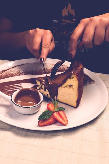 Delicioso brownie con salsa de chocolate