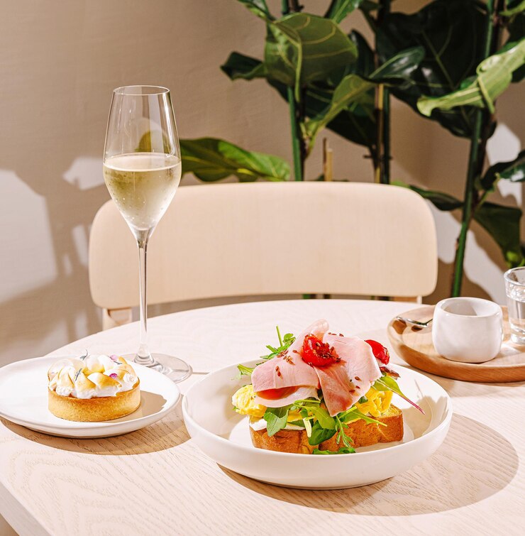 Un delicioso brunch con bebidas gaseosas e ingredientes frescos
