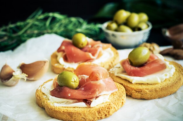 Delicioso bruschetta com presunto