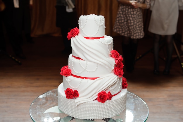 Delicioso buffet de bodas dulces con postres.