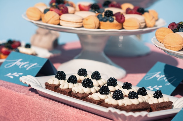 Delicioso buffet doce com cupcakes, biscoitos, outras sobremesas