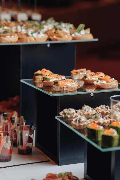 Delicioso buffet festivo con canapés y diferentes comidas deliciosas.