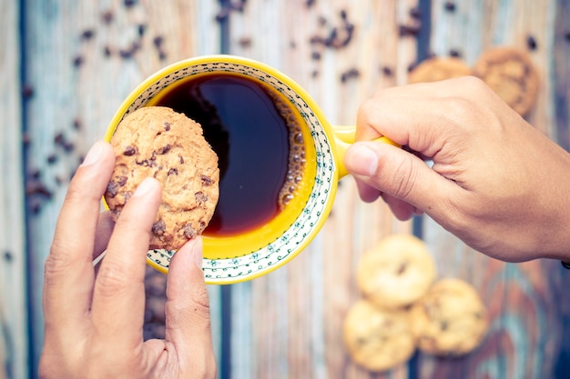 Delicioso café americano con galletas.