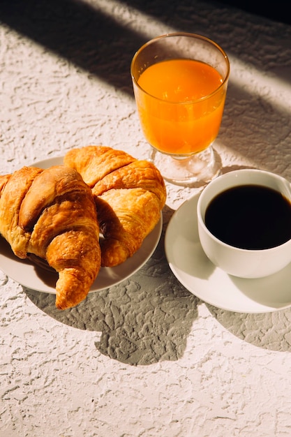 Delicioso café da manhã, café e croissants na mesa