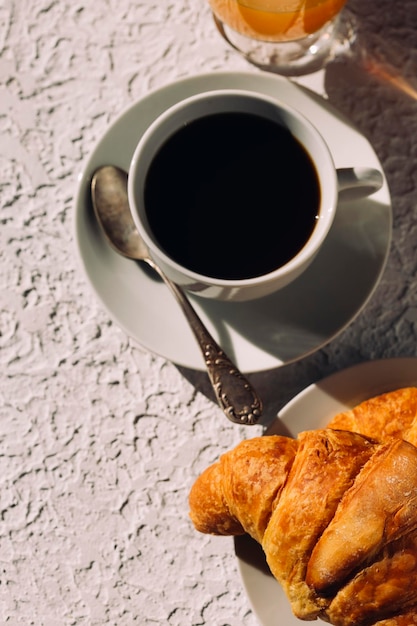 Delicioso café da manhã, café e croissants na mesa