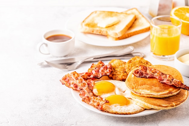 Delicioso café da manhã caseiro com panquecas