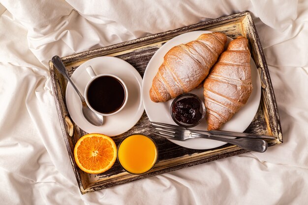 Delicioso café da manhã com croissants frescos e café