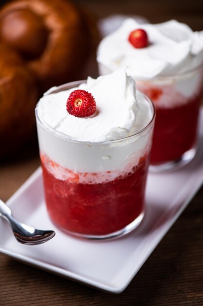 Delicioso café da manhã com granita de morango e brioches close up