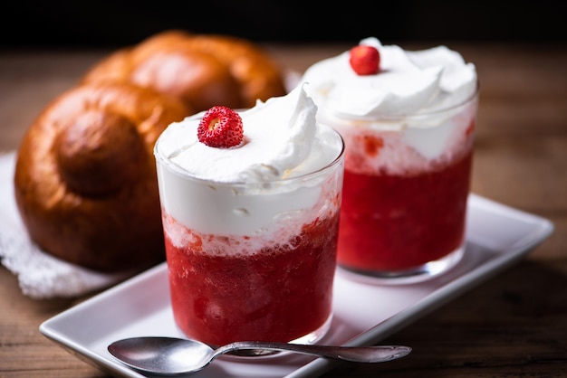 Delicioso café da manhã com granita de morango e brioches close up