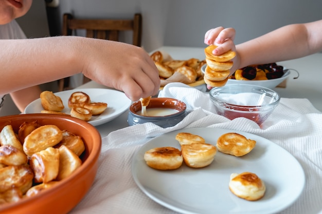 Delicioso café da manhã com mini panquecas, cerejas, geléia de damascos