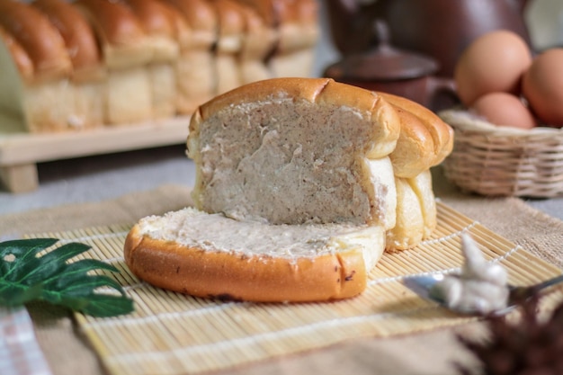 Delicioso café da manhã com pão torrado e geléia de tiramisu na mesa de madeira