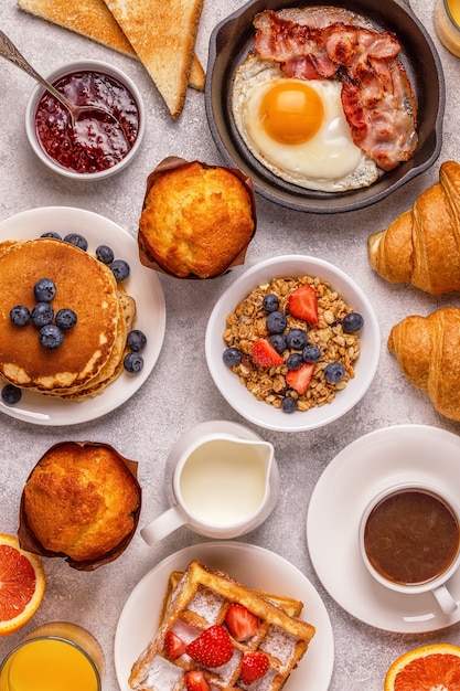 Delicioso café da manhã em uma mesa leve