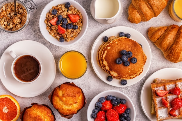 Delicioso café da manhã em uma mesa leve