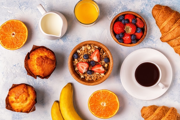 Delicioso café da manhã em uma mesa leve.