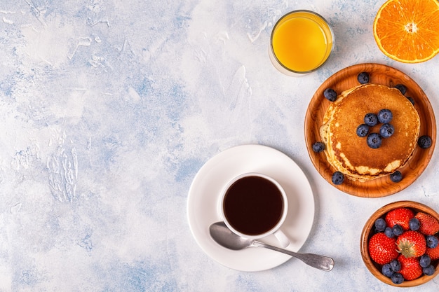 Delicioso café da manhã em uma mesa leve