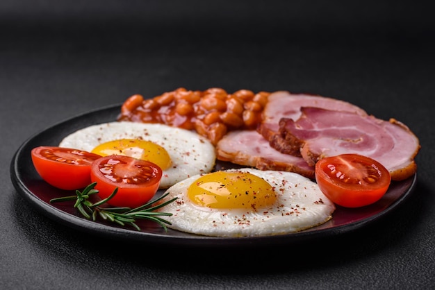 Delicioso café da manhã inglês nutritivo com ovos fritos e tomates