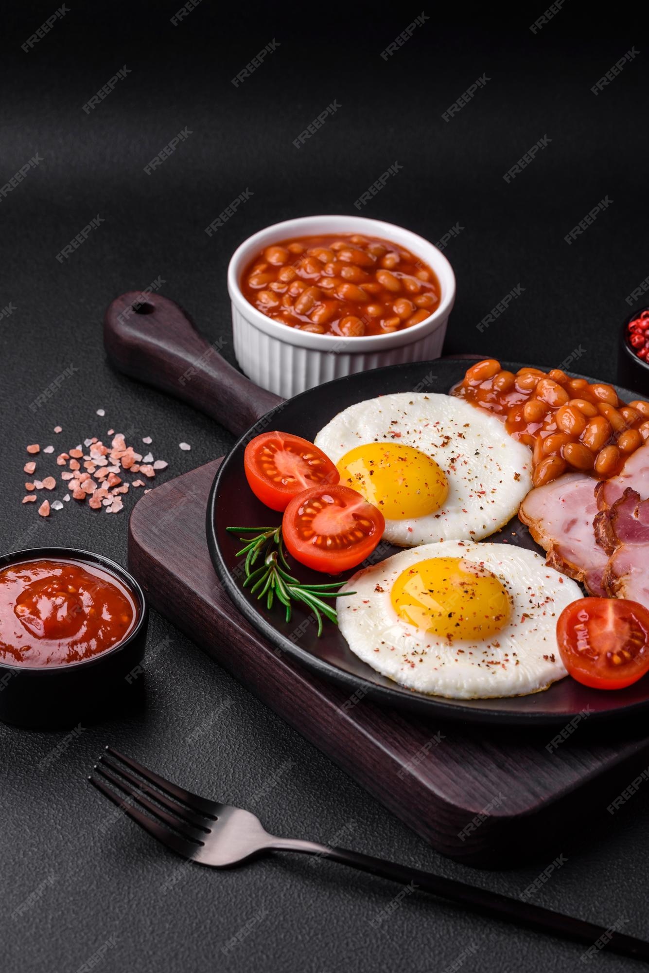 Delicioso café da manhã tradicional inglês rico inclui tomates uma