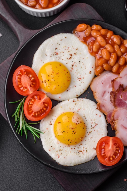 Delicioso café da manhã inglês nutritivo com ovos fritos e tomates