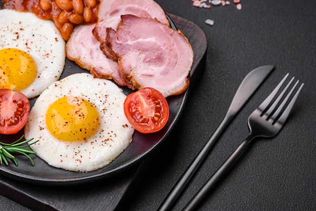 Delicioso café da manhã inglês nutritivo com ovos fritos e tomates