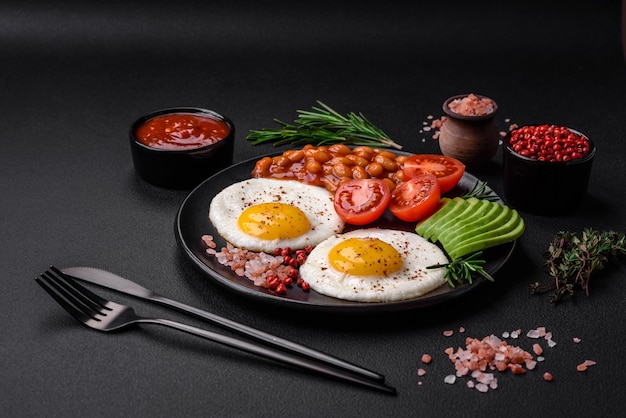 Delicioso café da manhã inglês nutritivo com ovos fritos, tomate e abacate