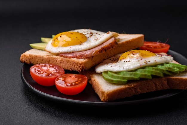 Delicioso café da manhã inglês nutritivo com ovos fritos, tomate e abacate