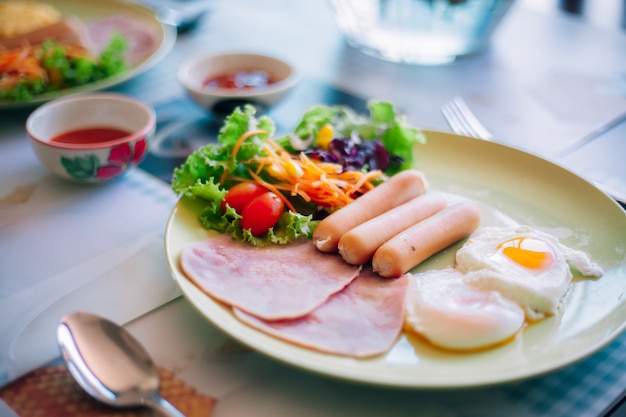 Foto delicioso café da manhã na mesa