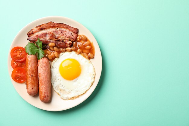 Delicioso café da manhã ou almoço com ovos fritos na mesa de hortelã, vista superior