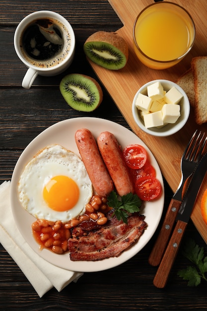 Delicioso café da manhã ou almoço com ovos fritos na mesa de madeira, vista superior