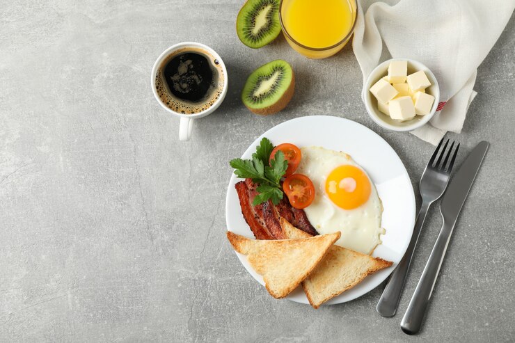 Foto delicioso café da manhã ou almoço com ovos fritos na superfície cinza, vista superior