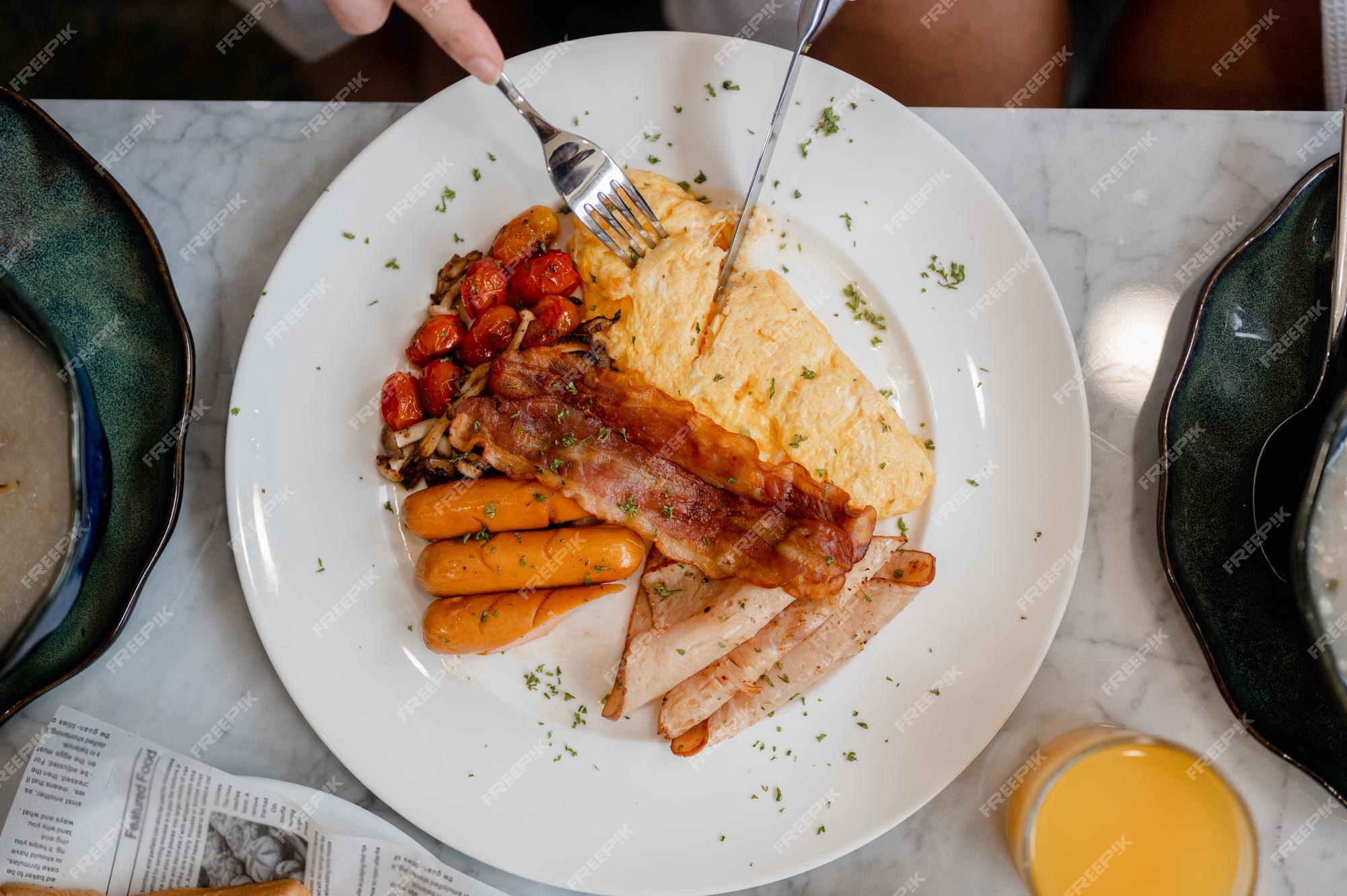 Delicioso café da manhã tradicional inglês rico inclui tomates uma