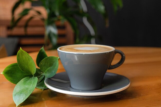 Foto delicioso café em uma mesa de madeira