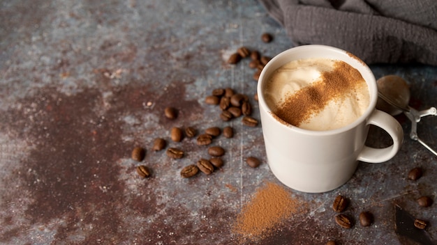 Delicioso café con espuma de leche copia espacio