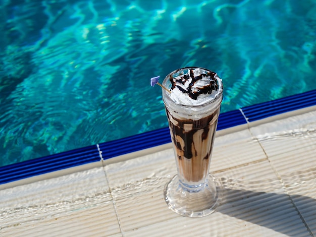 Foto delicioso café frio à beira da piscina