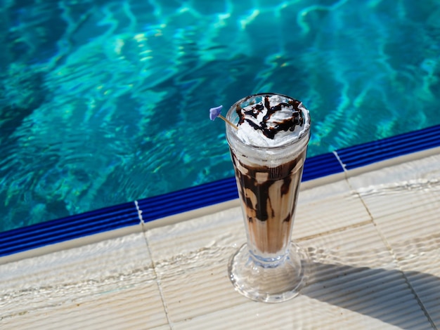 Delicioso café frio à beira da piscina