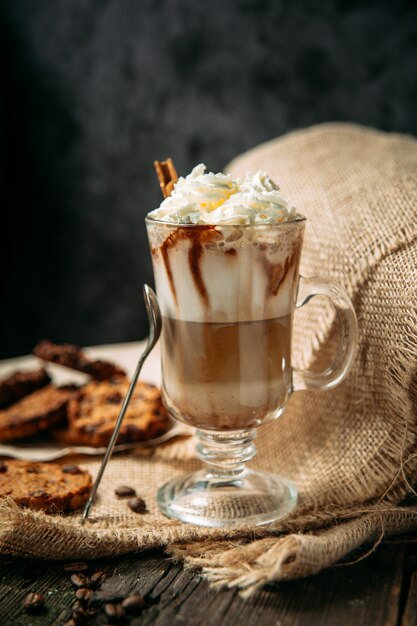 Delicioso café glace com biscoitos e creme