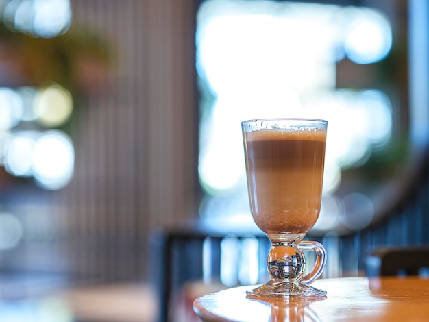 Delicioso café con leche en la mesa de un café