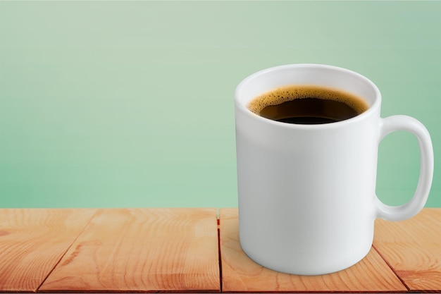 Delicioso café en taza sobre fondo de madera