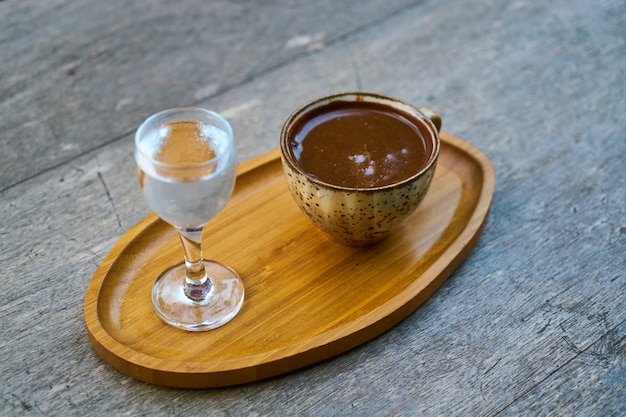 Delicioso café turco en plato de madera
