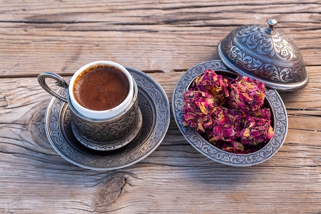 Delicioso café turco tradicional e sobremesa de delícias de rosas turcas