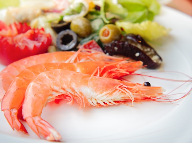 Delicioso camarão cozido servido no prato, camarão fresco cozido de frutos do mar no restaurante de frutos do mar.