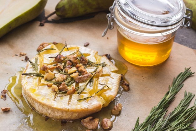 Delicioso camembert assado com mel, nozes, ervas e peras