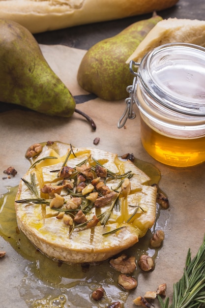 Delicioso camembert horneado con miel, nueces, hierbas y peras