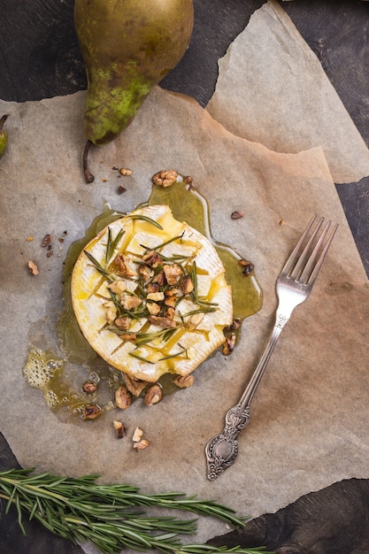 Delicioso camembert horneado con miel, nueces, hierbas y peras