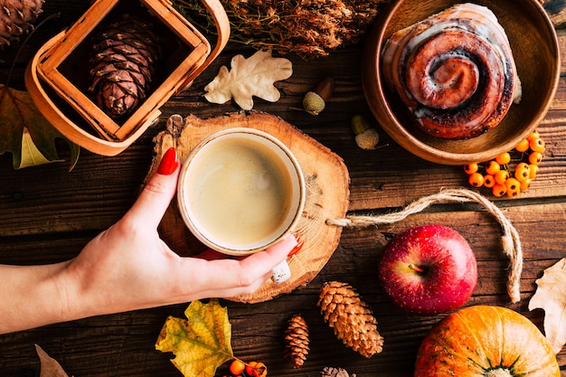 Foto delicioso cappuccino com pão em um conceito de outono