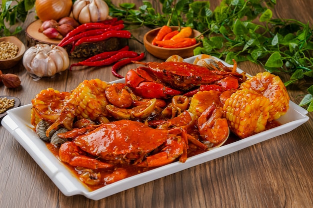 Delicioso caranguejo com molho padang é um prato de caranguejo de frutos do mar da indonésia