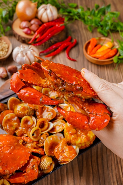 Foto delicioso caranguejo com molho padang é um prato de caranguejo de frutos do mar da indonésia