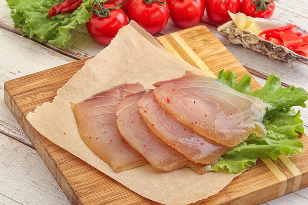 Delicioso carpaccio de marlín salado en lonchas