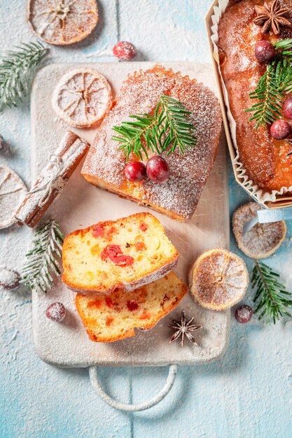 Delicioso y casero Fruitcake para Navidad con naranja y arándano