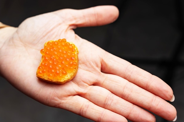 delicioso caviar rojo sobre tostadas